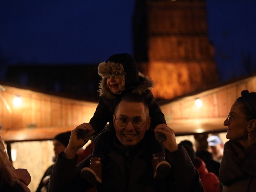 Święty Mikołaj w Głogowie! Przyszły zobaczyć go całe rodziny. Dzieci, rodzice i dziadkowie [ZDJĘCIA]