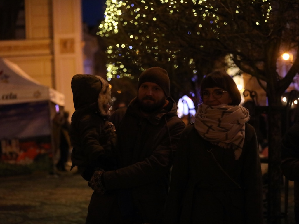 Święty Mikołaj w Głogowie! Przyszły zobaczyć go całe rodziny. Dzieci, rodzice i dziadkowie [ZDJĘCIA]