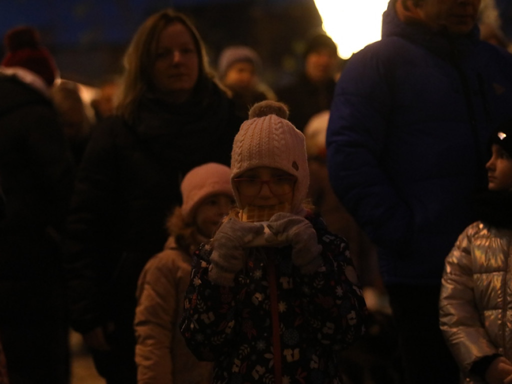 Święty Mikołaj w Głogowie! Przyszły zobaczyć go całe rodziny. Dzieci, rodzice i dziadkowie [ZDJĘCIA]
