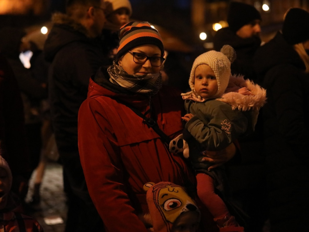Święty Mikołaj w Głogowie! Przyszły zobaczyć go całe rodziny. Dzieci, rodzice i dziadkowie [ZDJĘCIA]