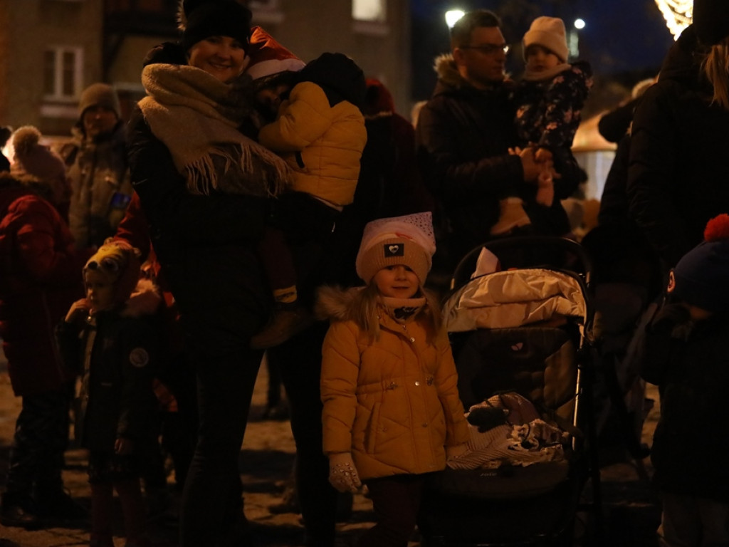 Święty Mikołaj w Głogowie! Przyszły zobaczyć go całe rodziny. Dzieci, rodzice i dziadkowie [ZDJĘCIA]