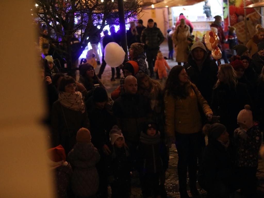 Święty Mikołaj w Głogowie! Przyszły zobaczyć go całe rodziny. Dzieci, rodzice i dziadkowie [ZDJĘCIA]