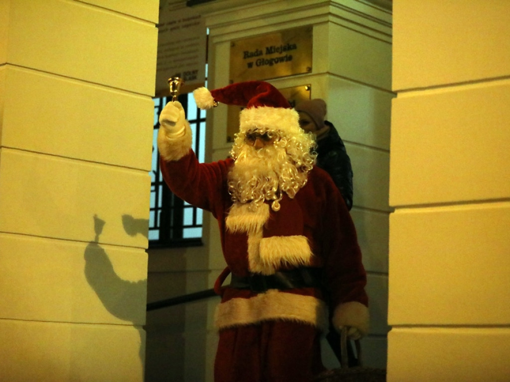Święty Mikołaj w Głogowie! Przyszły zobaczyć go całe rodziny. Dzieci, rodzice i dziadkowie [ZDJĘCIA]