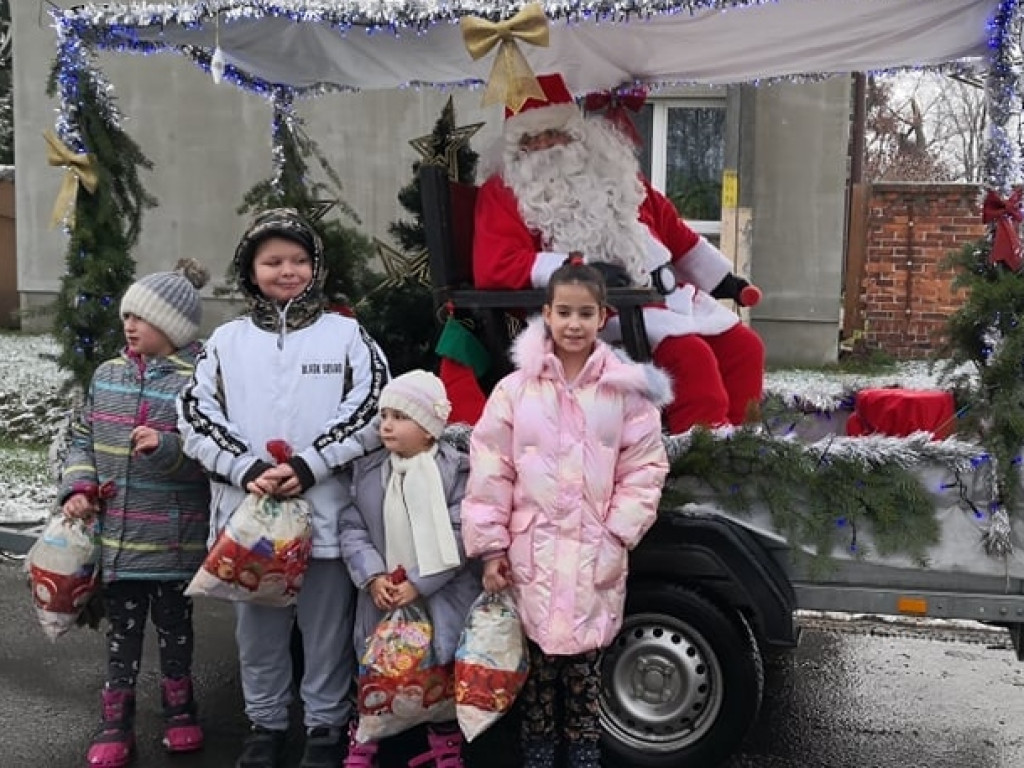 Rozdali 900 paczek! Święty Mikołaj odwiedził wszystkie miejscowości w tej gminie [ZDJĘCIA]