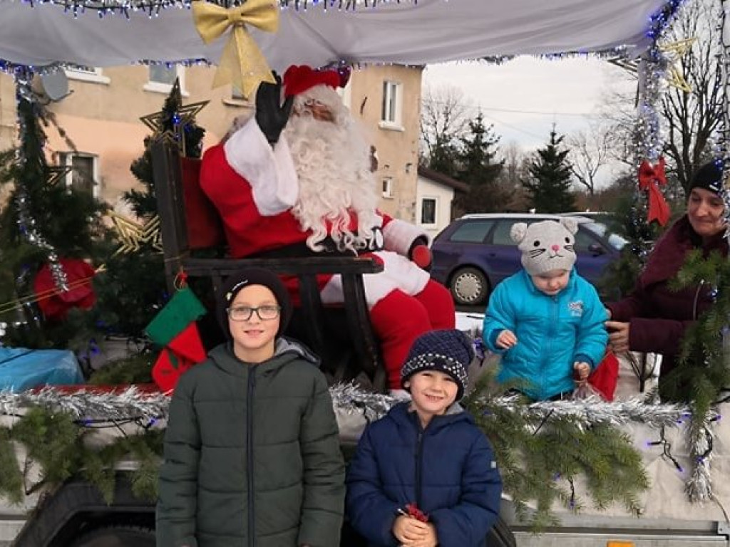 Rozdali 900 paczek! Święty Mikołaj odwiedził wszystkie miejscowości w tej gminie [ZDJĘCIA]