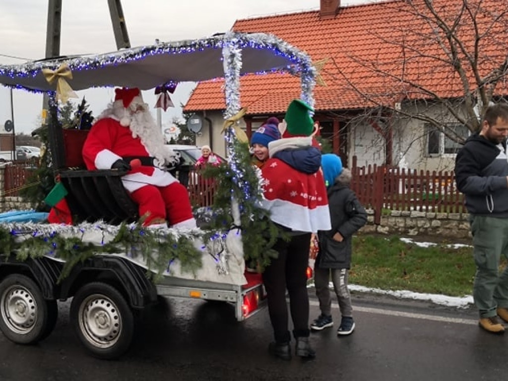 Rozdali 900 paczek! Święty Mikołaj odwiedził wszystkie miejscowości w tej gminie [ZDJĘCIA]