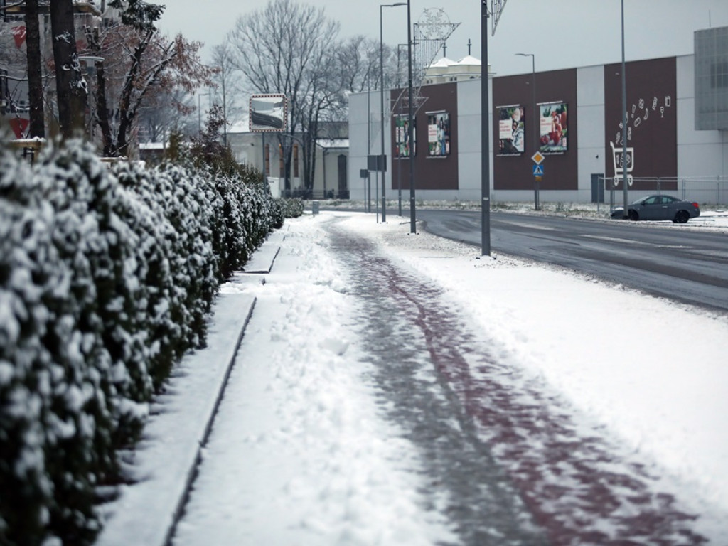 Spadł śnieg. Drogowcy odśnieżają drogi i chodnik. A dzieci mają się z czego cieszyć [ZDJĘCIA]