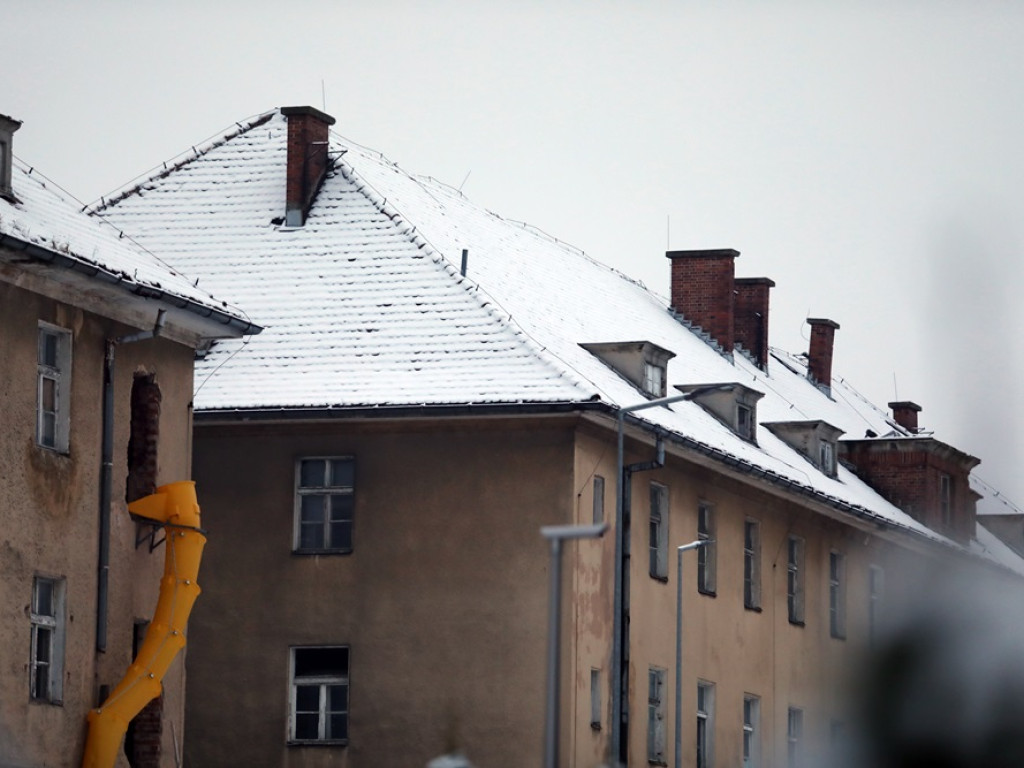 Spadł śnieg. Drogowcy odśnieżają drogi i chodnik. A dzieci mają się z czego cieszyć [ZDJĘCIA]