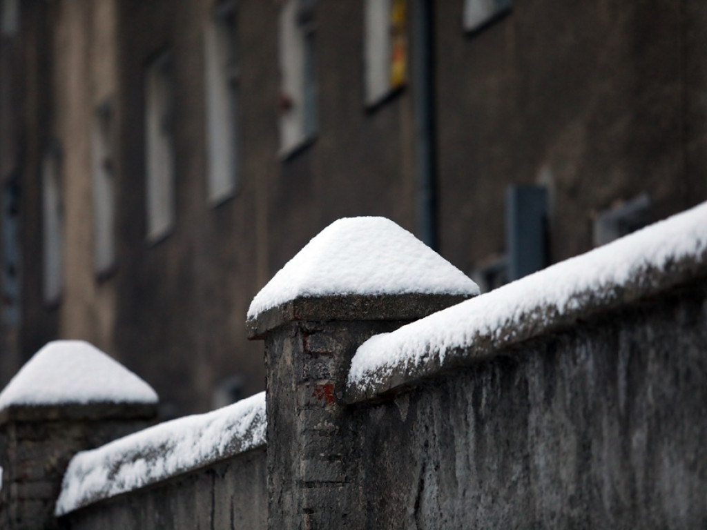 Spadł śnieg. Drogowcy odśnieżają drogi i chodnik. A dzieci mają się z czego cieszyć [ZDJĘCIA]