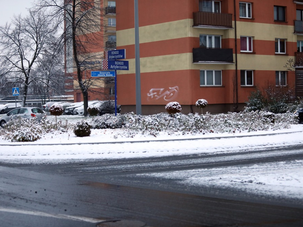 Spadł śnieg. Drogowcy odśnieżają drogi i chodnik. A dzieci mają się z czego cieszyć [ZDJĘCIA]
