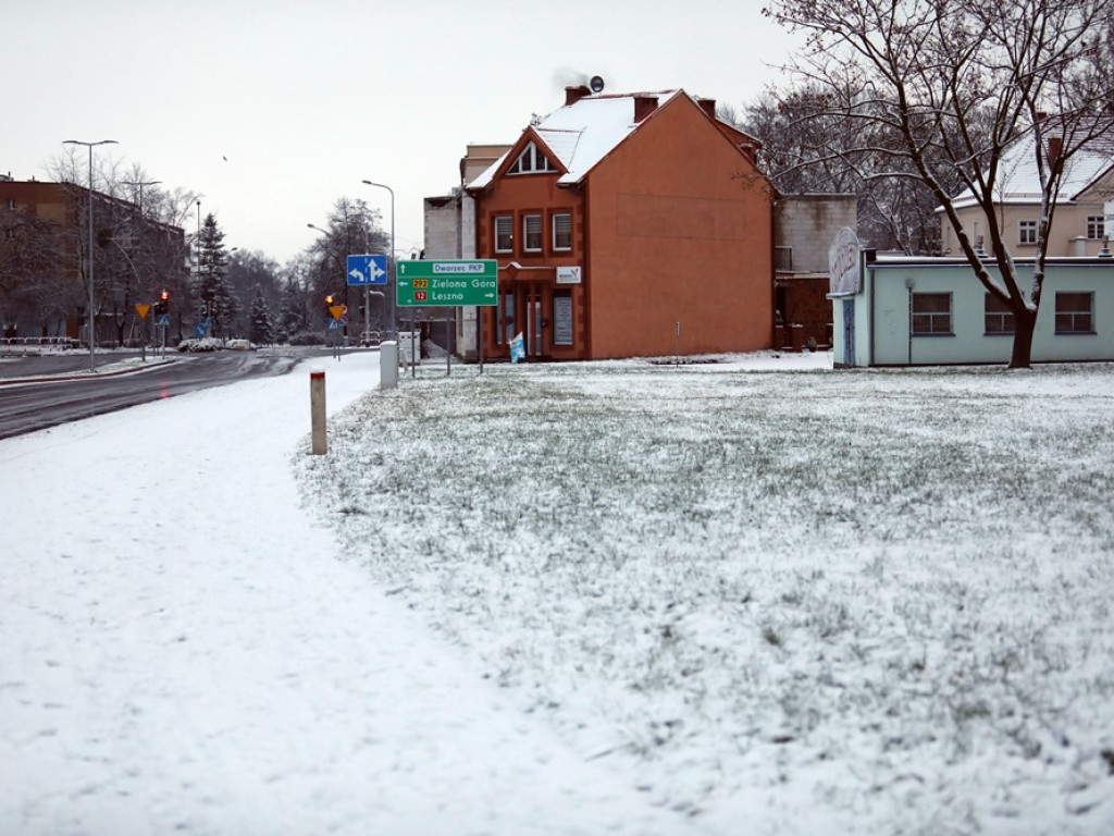 Spadł śnieg. Drogowcy odśnieżają drogi i chodnik. A dzieci mają się z czego cieszyć [ZDJĘCIA]