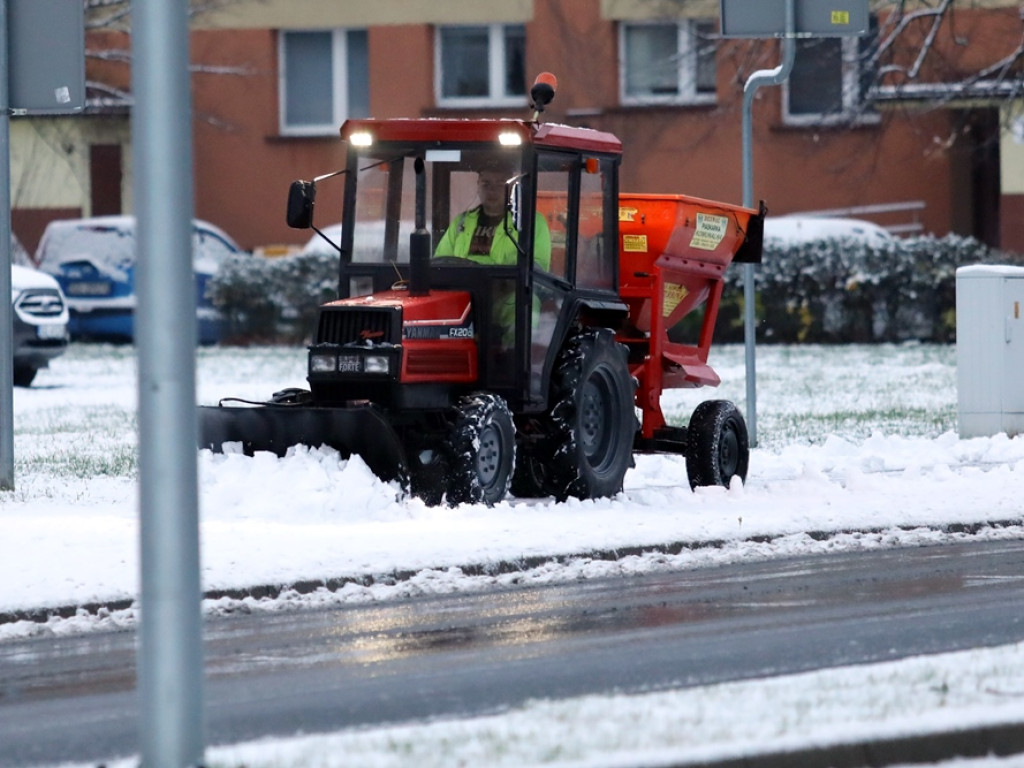 Spadł śnieg. Drogowcy odśnieżają drogi i chodnik. A dzieci mają się z czego cieszyć [ZDJĘCIA]