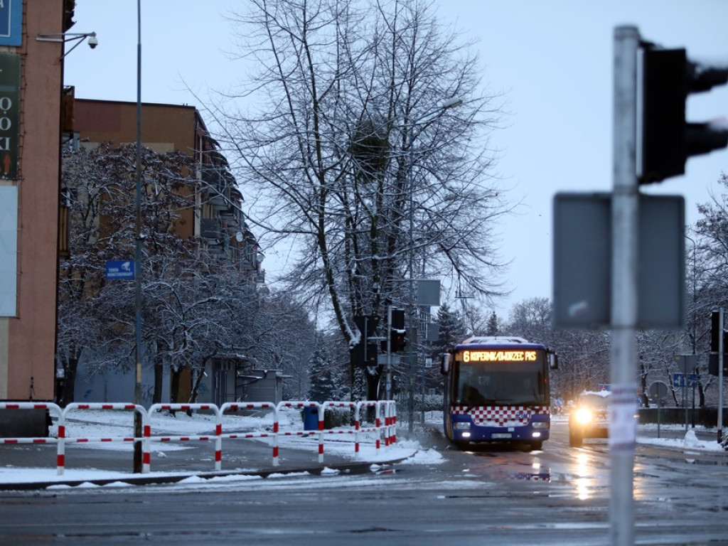 Spadł śnieg. Drogowcy odśnieżają drogi i chodnik. A dzieci mają się z czego cieszyć [ZDJĘCIA]