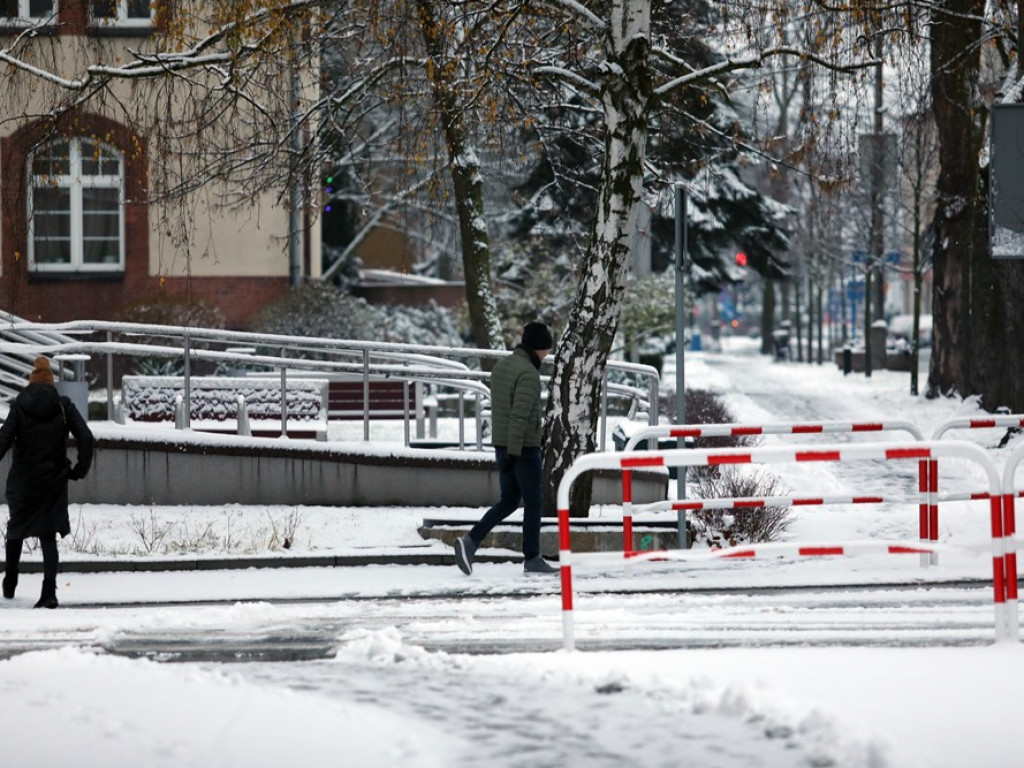 Spadł śnieg. Drogowcy odśnieżają drogi i chodnik. A dzieci mają się z czego cieszyć [ZDJĘCIA]