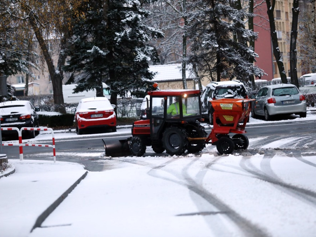 Spadł śnieg. Drogowcy odśnieżają drogi i chodnik. A dzieci mają się z czego cieszyć [ZDJĘCIA]