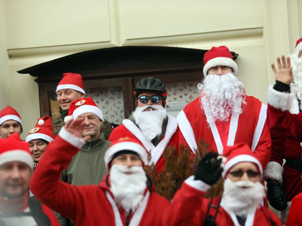 Jadą Mikołaje! Widać ich i słychać z daleka. Mają paczki dla potrzebujących seniorów i dzieci [ZDJĘCIA]