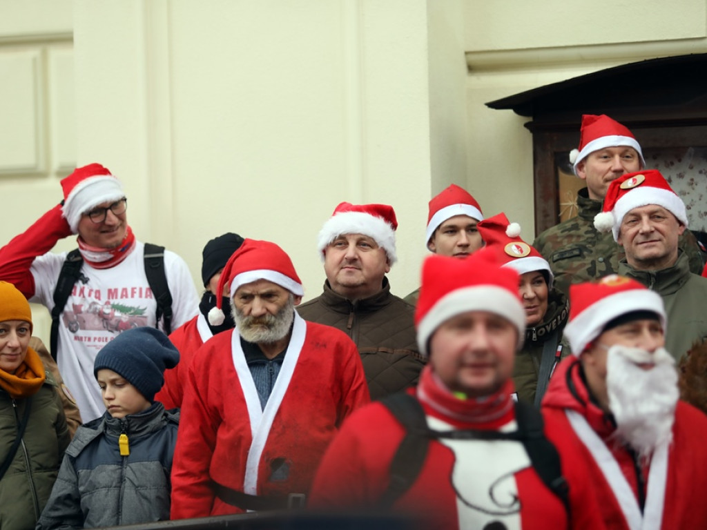 Jadą Mikołaje! Widać ich i słychać z daleka. Mają paczki dla potrzebujących seniorów i dzieci [ZDJĘCIA]