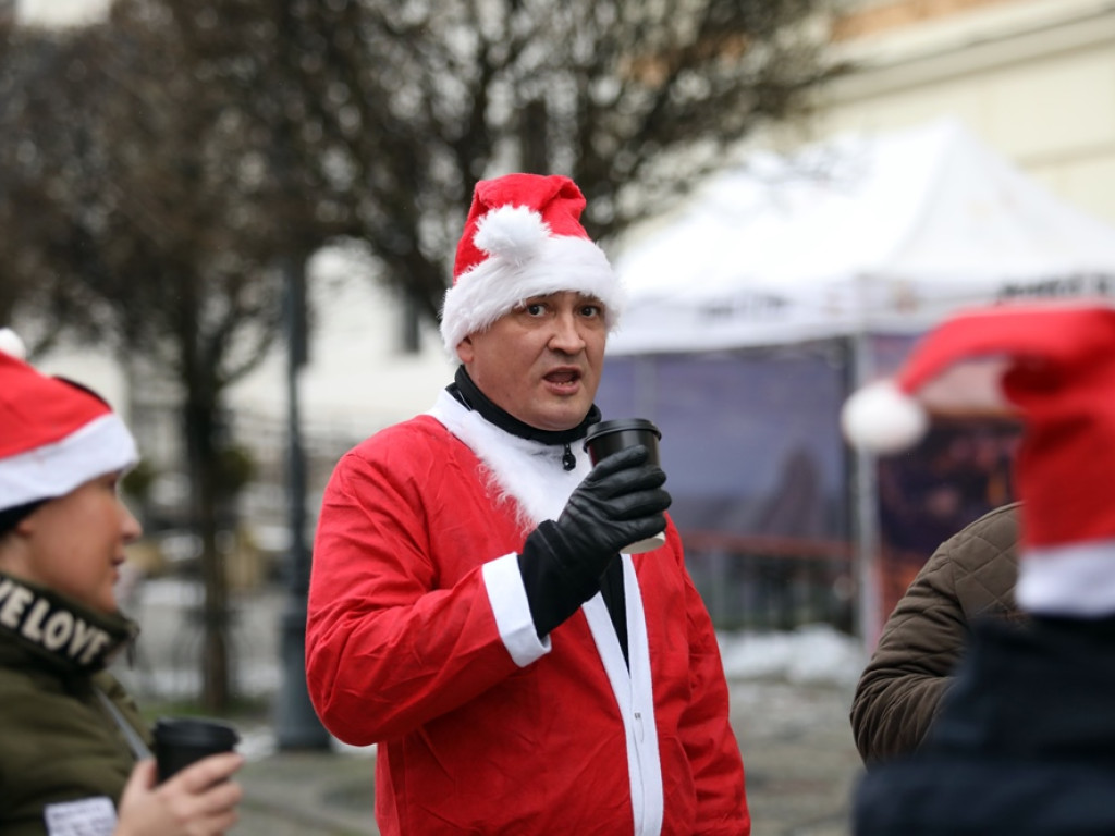 Jadą Mikołaje! Widać ich i słychać z daleka. Mają paczki dla potrzebujących seniorów i dzieci [ZDJĘCIA]