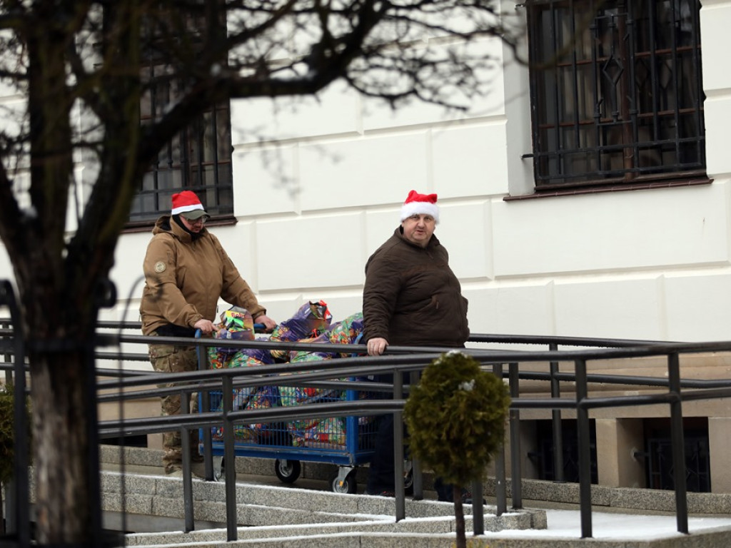 Jadą Mikołaje! Widać ich i słychać z daleka. Mają paczki dla potrzebujących seniorów i dzieci [ZDJĘCIA]