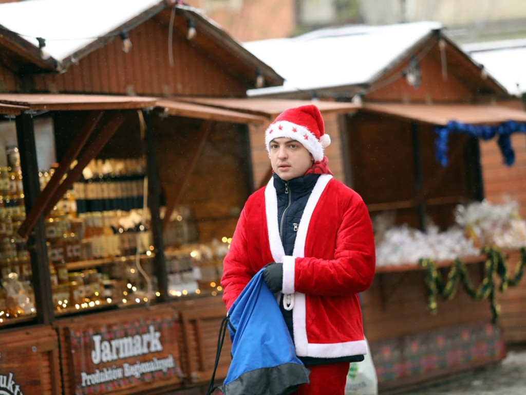 Jadą Mikołaje! Widać ich i słychać z daleka. Mają paczki dla potrzebujących seniorów i dzieci [ZDJĘCIA]