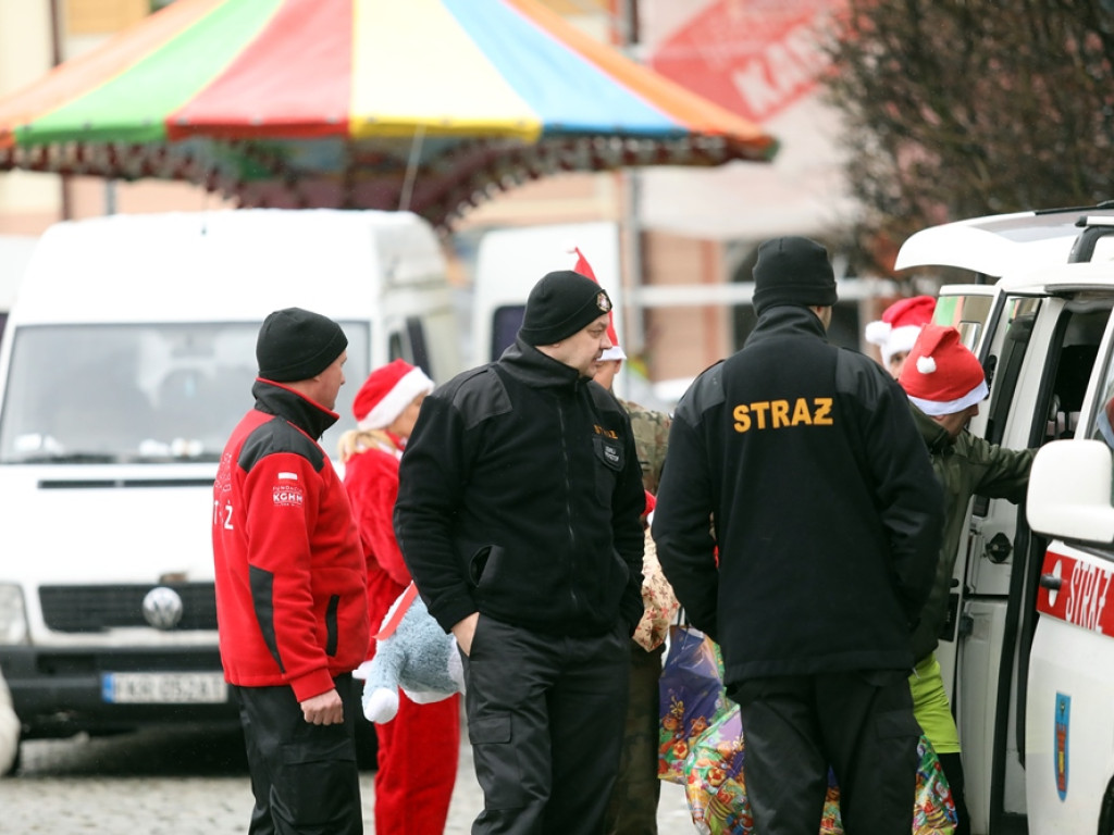 Jadą Mikołaje! Widać ich i słychać z daleka. Mają paczki dla potrzebujących seniorów i dzieci [ZDJĘCIA]