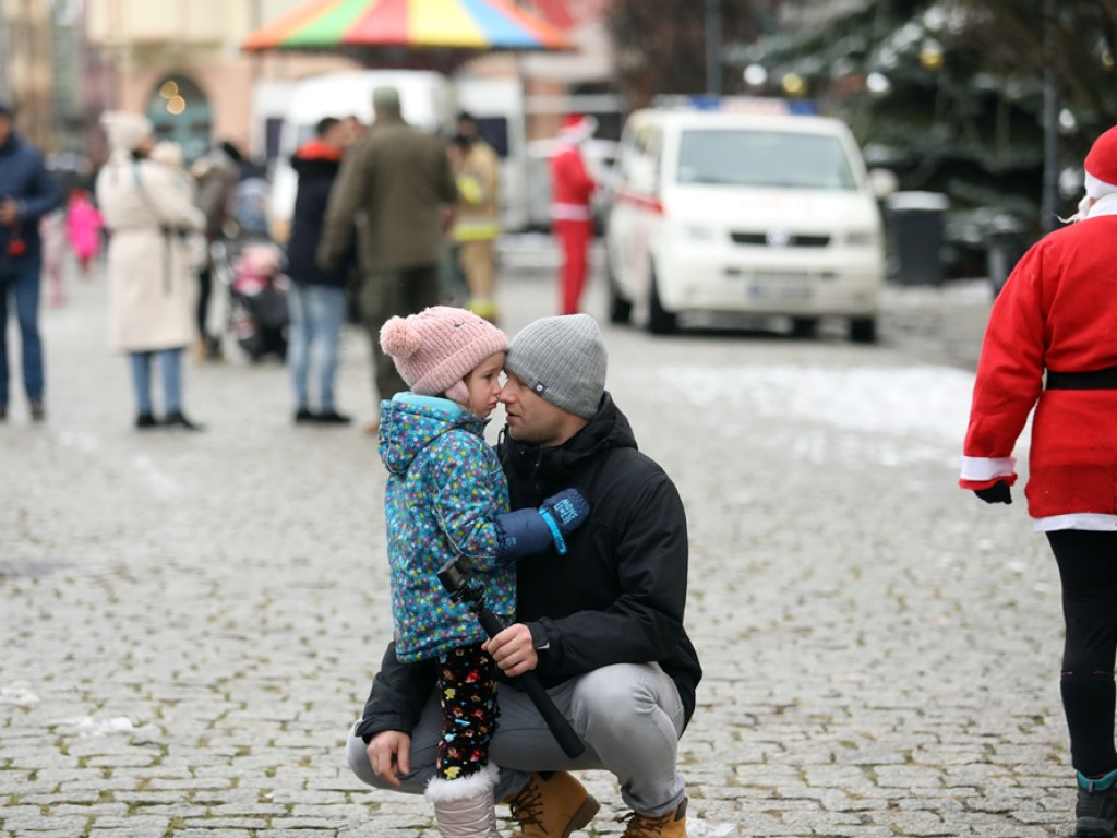 Jadą Mikołaje! Widać ich i słychać z daleka. Mają paczki dla potrzebujących seniorów i dzieci [ZDJĘCIA]