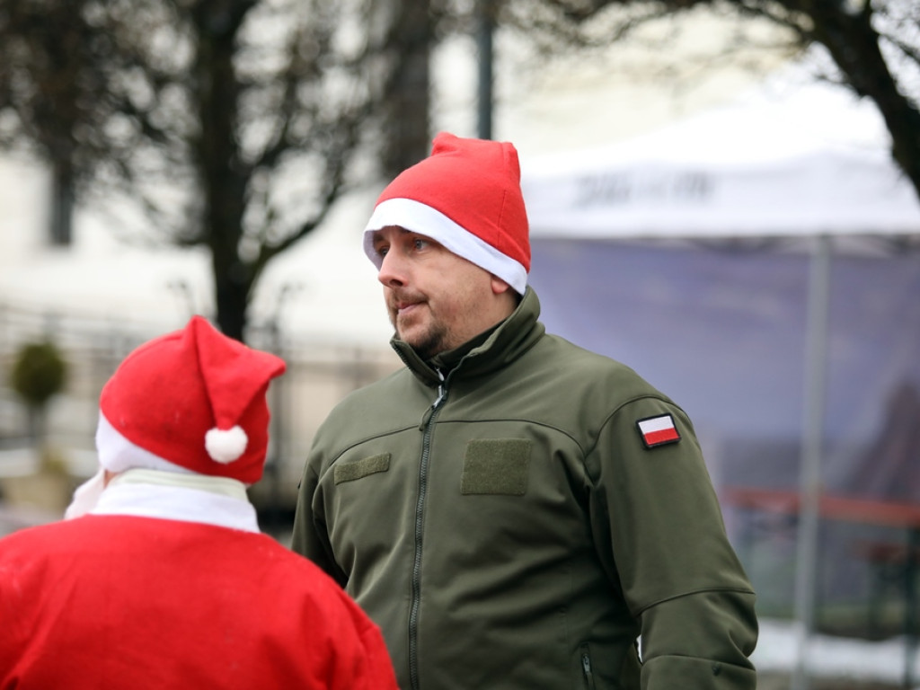 Jadą Mikołaje! Widać ich i słychać z daleka. Mają paczki dla potrzebujących seniorów i dzieci [ZDJĘCIA]