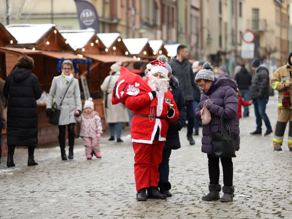Jadą Mikołaje! Widać ich i słychać z daleka. Mają paczki dla potrzebujących seniorów i dzieci [ZDJĘCIA]