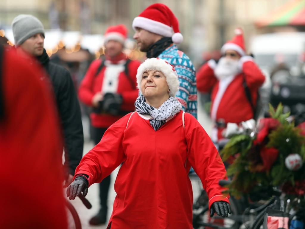 Jadą Mikołaje! Widać ich i słychać z daleka. Mają paczki dla potrzebujących seniorów i dzieci [ZDJĘCIA]