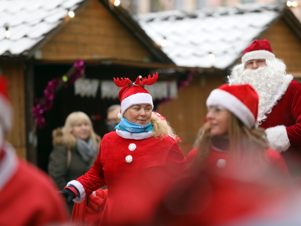 Jadą Mikołaje! Widać ich i słychać z daleka. Mają paczki dla potrzebujących seniorów i dzieci [ZDJĘCIA]
