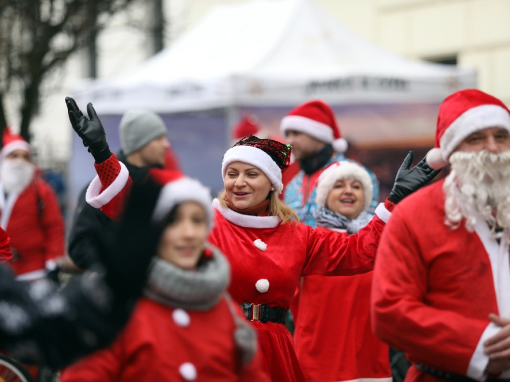 Jadą Mikołaje! Widać ich i słychać z daleka. Mają paczki dla potrzebujących seniorów i dzieci [ZDJĘCIA]