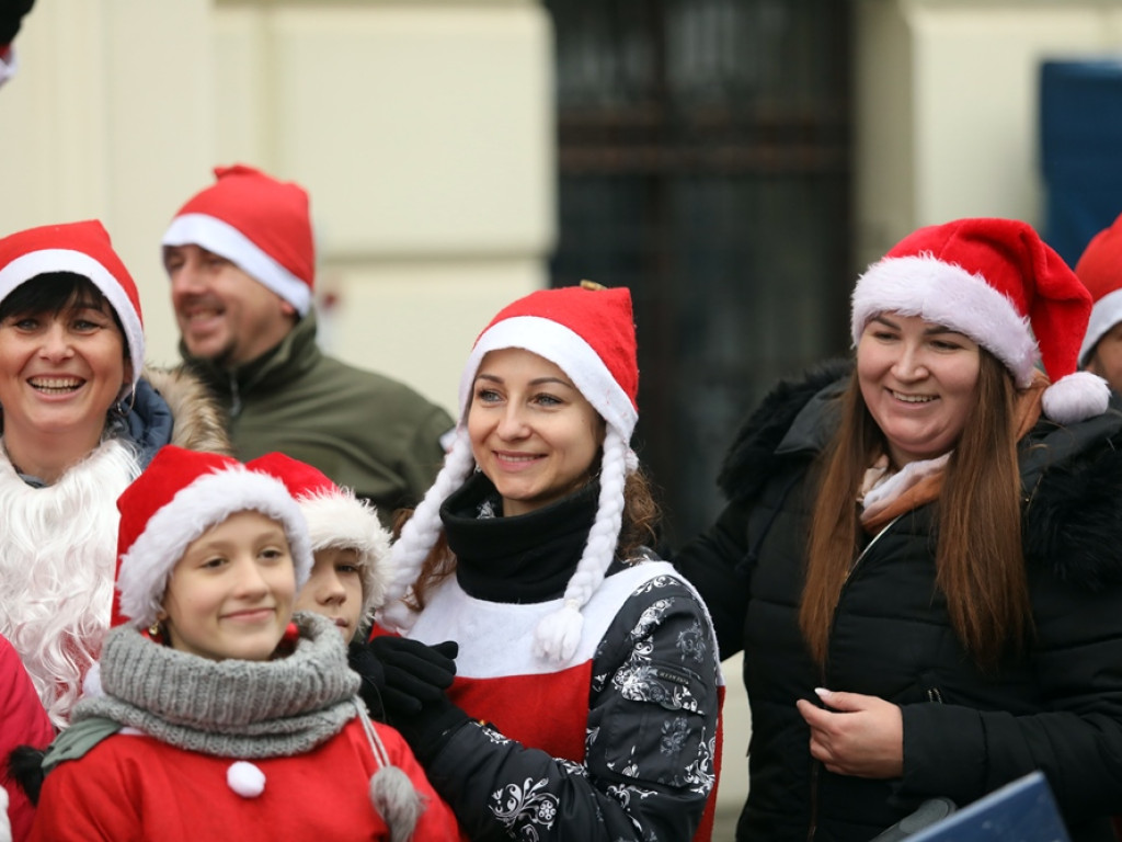 Jadą Mikołaje! Widać ich i słychać z daleka. Mają paczki dla potrzebujących seniorów i dzieci [ZDJĘCIA]