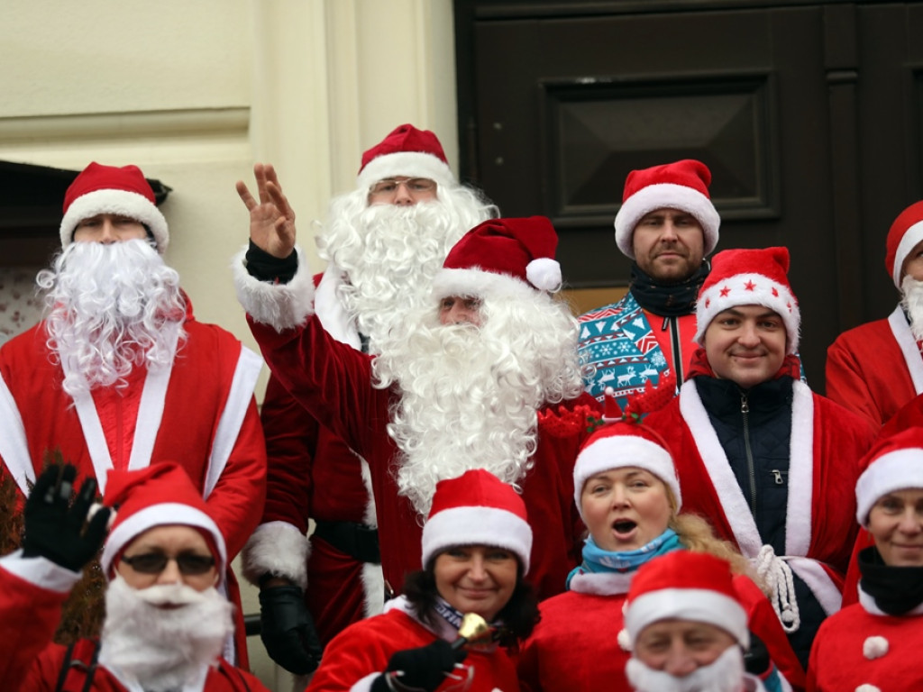 Jadą Mikołaje! Widać ich i słychać z daleka. Mają paczki dla potrzebujących seniorów i dzieci [ZDJĘCIA]