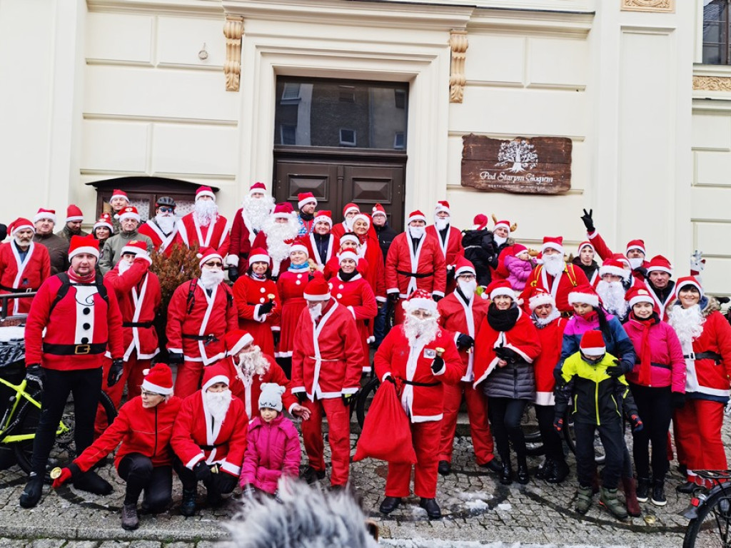 Jadą Mikołaje! Widać ich i słychać z daleka. Mają paczki dla potrzebujących seniorów i dzieci [ZDJĘCIA]