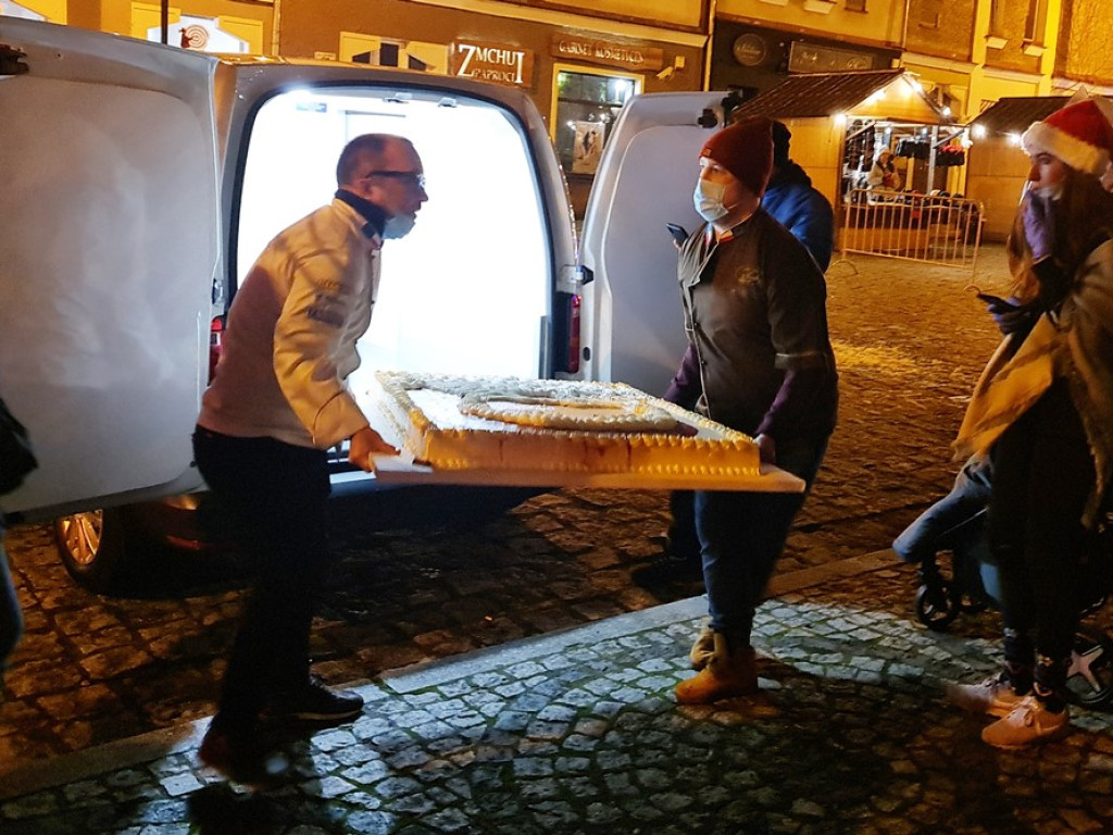 Wielki tort dla głogowian na koniec Dni Świętego Mikołaja! [ZDJĘCIA]