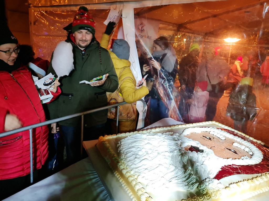 Wielki tort dla głogowian na koniec Dni Świętego Mikołaja! [ZDJĘCIA]