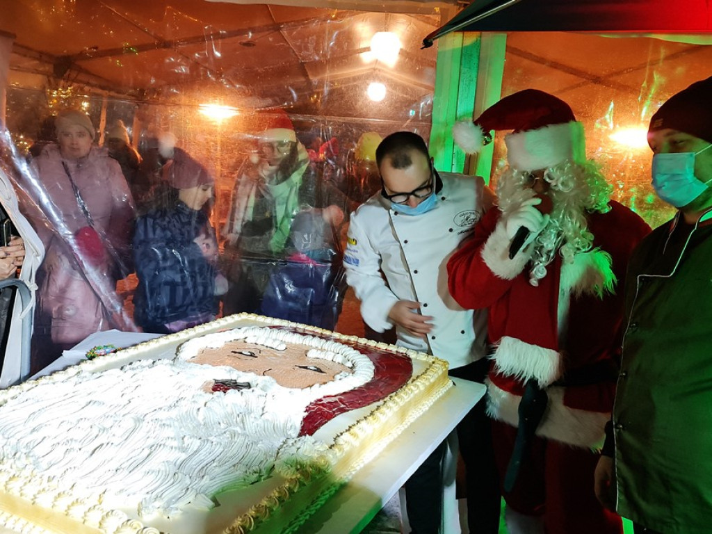 Wielki tort dla głogowian na koniec Dni Świętego Mikołaja! [ZDJĘCIA]