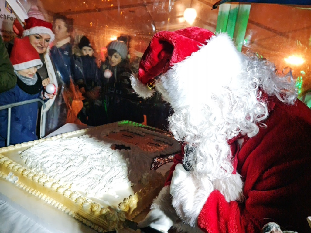 Wielki tort dla głogowian na koniec Dni Świętego Mikołaja! [ZDJĘCIA]