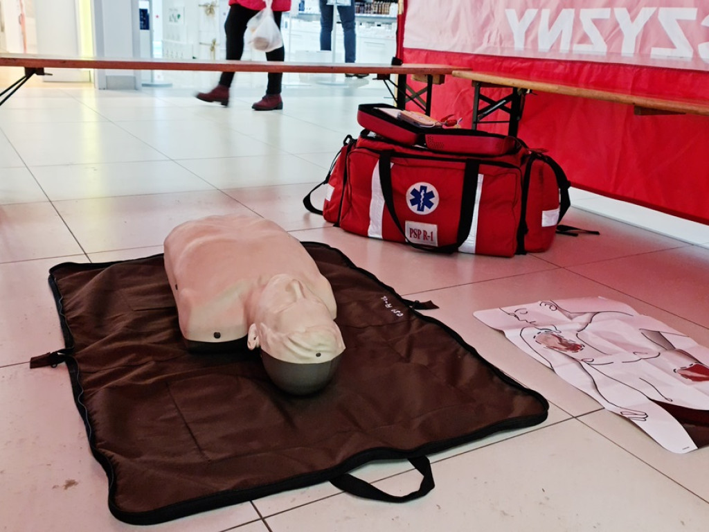 Strażacy pomagają potrzebującym dzieciom! I ty też możesz wrzucić coś do koszyka [ZDJĘCIA]