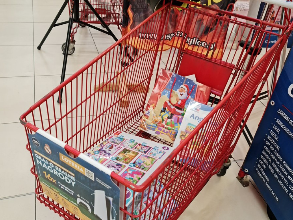 Strażacy pomagają potrzebującym dzieciom! I ty też możesz wrzucić coś do koszyka [ZDJĘCIA]