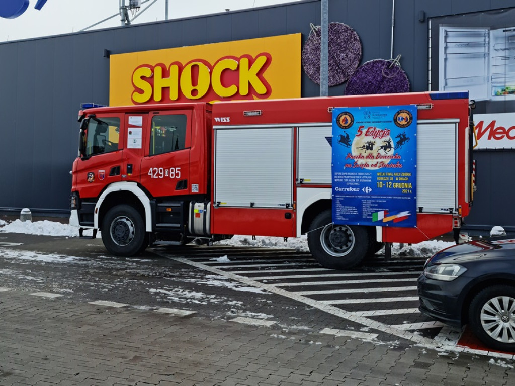Strażacy pomagają potrzebującym dzieciom! I ty też możesz wrzucić coś do koszyka [ZDJĘCIA]