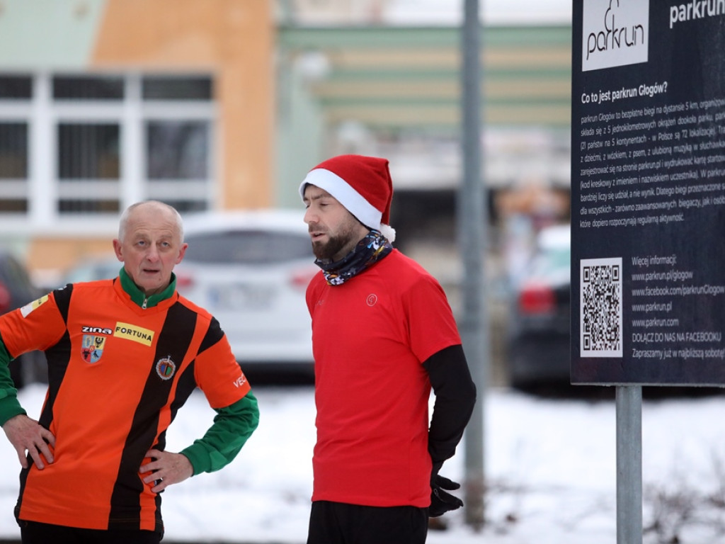 Mikołaje w parku przy ul. Budowlanych! Zachęcają do biegania nawet zimą [ZDJĘCIA]