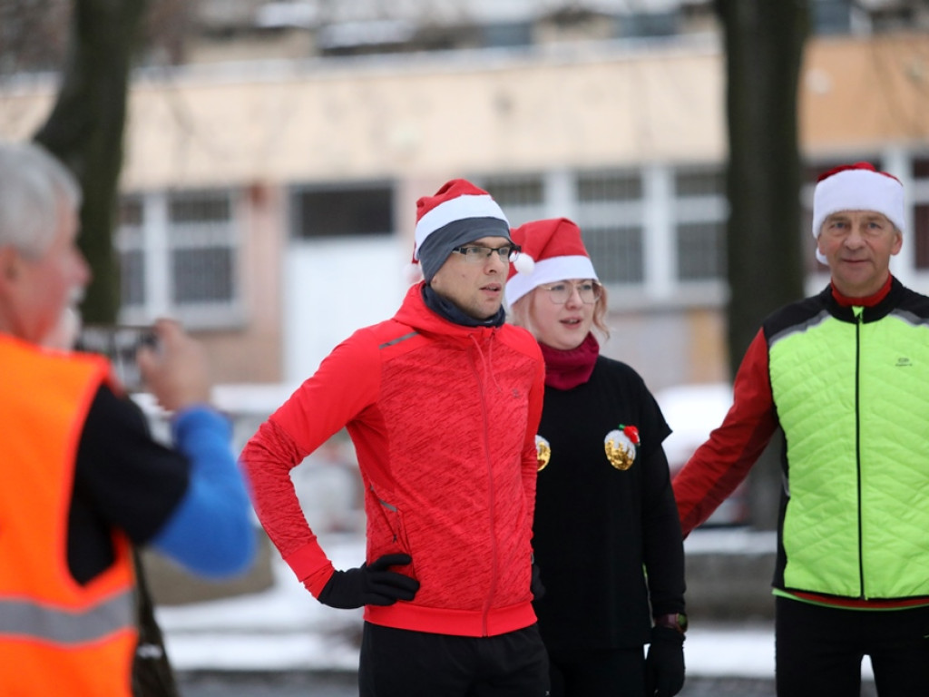 Mikołaje w parku przy ul. Budowlanych! Zachęcają do biegania nawet zimą [ZDJĘCIA]