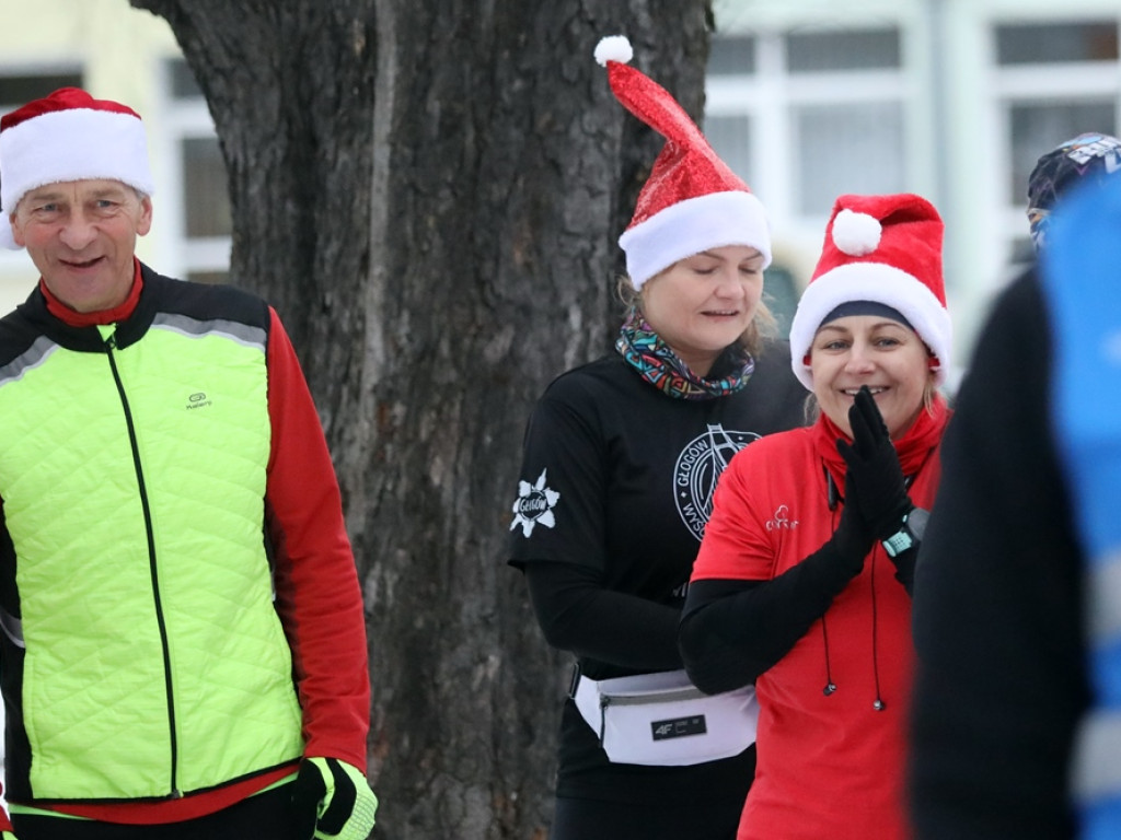 Mikołaje w parku przy ul. Budowlanych! Zachęcają do biegania nawet zimą [ZDJĘCIA]