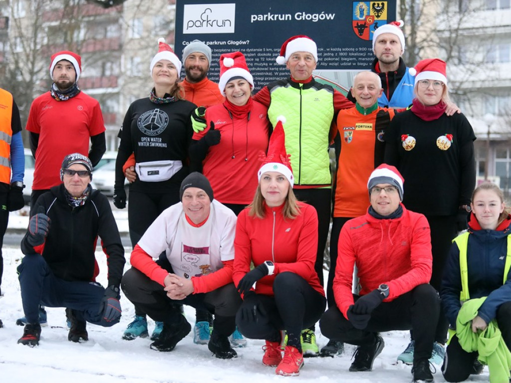 Mikołaje w parku przy ul. Budowlanych! Zachęcają do biegania nawet zimą [ZDJĘCIA]