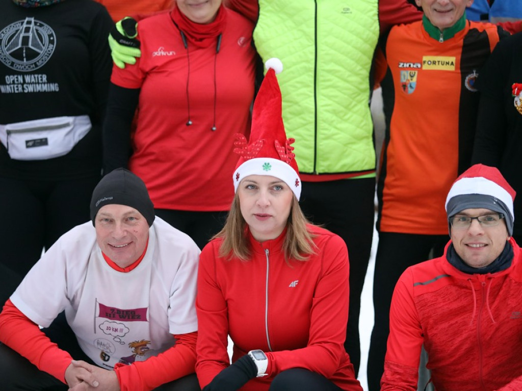 Mikołaje w parku przy ul. Budowlanych! Zachęcają do biegania nawet zimą [ZDJĘCIA]