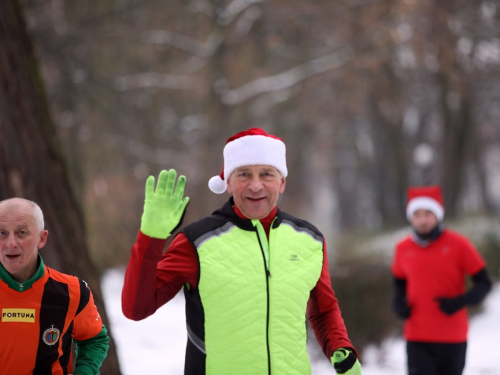 Mikołaje w parku przy ul. Budowlanych! Zachęcają do biegania nawet zimą [ZDJĘCIA]