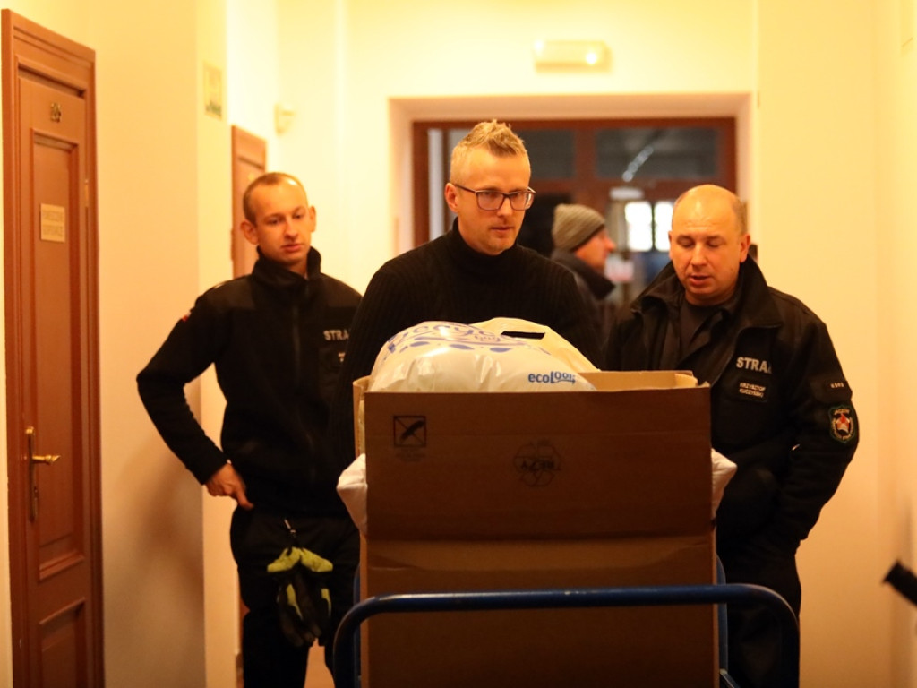 Dziesięcioosobowa rodzina dostała pomoc! Urzędnicy i strażacy w akcji [ZDJĘCIA]