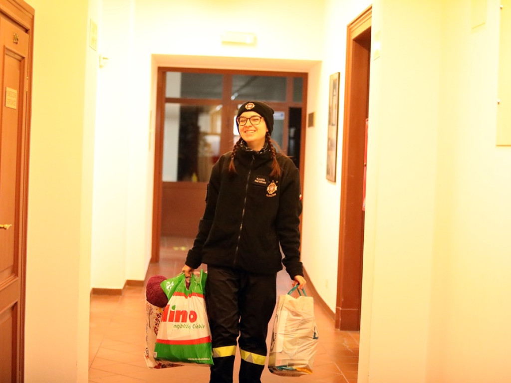 Dziesięcioosobowa rodzina dostała pomoc! Urzędnicy i strażacy w akcji [ZDJĘCIA]