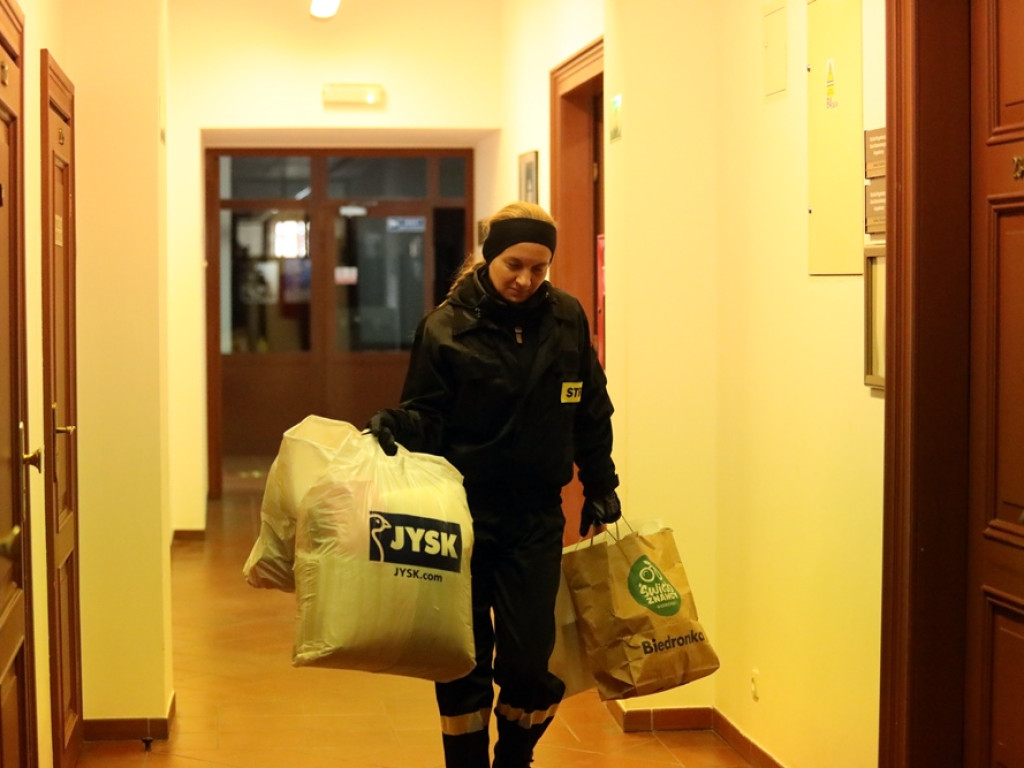 Dziesięcioosobowa rodzina dostała pomoc! Urzędnicy i strażacy w akcji [ZDJĘCIA]